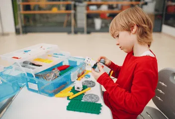 Dzieci budujące roboty z klocków LEGO na zajęciach z robotyki po angielsku w Fun Lingo Szczucin, Angielski dla dzieci – FunLingo